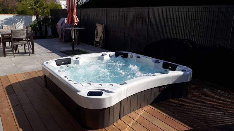 Installation d'un spa 5 places dans un jardin avec piscine sur Bruges proche de Bordeaux